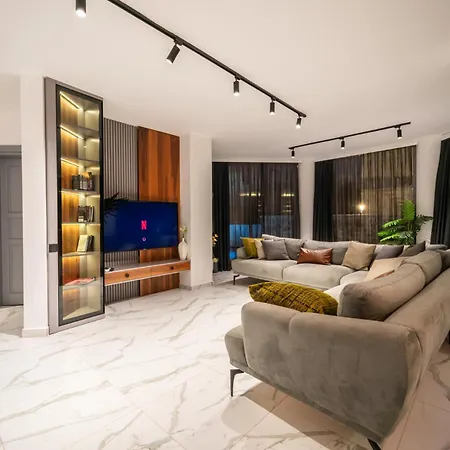 Spacious & Private 4-bedroom With Sea Views, Centrally Located