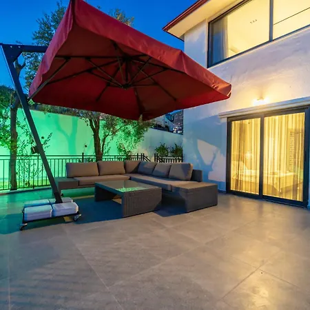 Villa Spacious Centrally Located 4-bedroom With Sea Views And Pool Heating