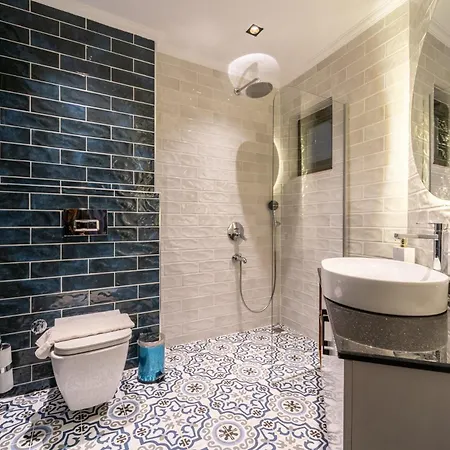 Spacious Centrally Located 4-bedroom With Sea Views And Pool Heating Kas