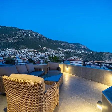 Villa Spacious Centrally Located 4-bedroom With Sea Views And Pool Heating *