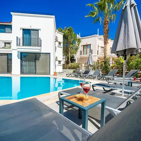 Villa Spacious Centrally Located 4-bedroom With Sea Views And Pool Heating Kas