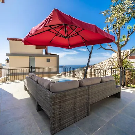 Vila Spacious & Private 4-bedroom With Sea Views, Centrally Located