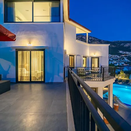 Villa Spacious Centrally Located 4-bedroom With Sea Views And Pool Heating *