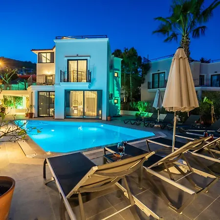 Spacious Centrally Located 4-bedroom With Sea Views And Pool Heating *
