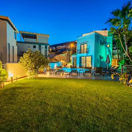 Spacious Centrally Located 4-bedroom With Sea Views And Pool Heating