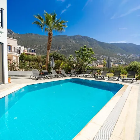 Spacious Centrally Located 4-bedroom With Sea Views And Pool Heating Villa *