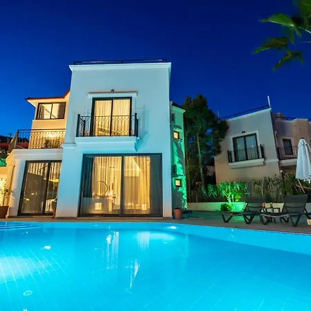 Spacious Centrally Located 4-bedroom With Sea Views And Pool Heating