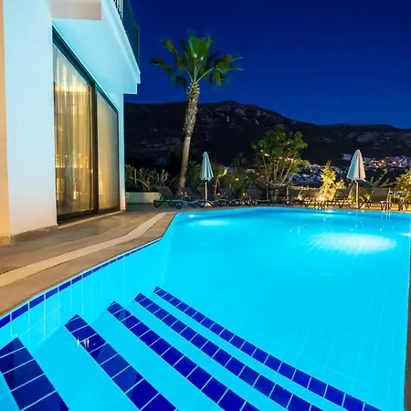 Spacious Centrally Located 4-bedroom With Sea Views And Pool Heating Villa *