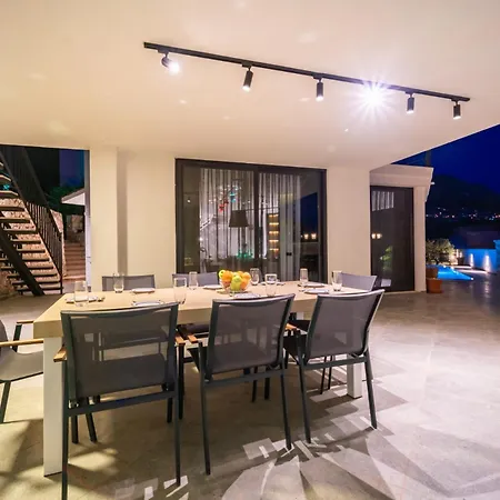 Spacious Centrally Located 4-bedroom With Sea Views And Pool Heating Kas