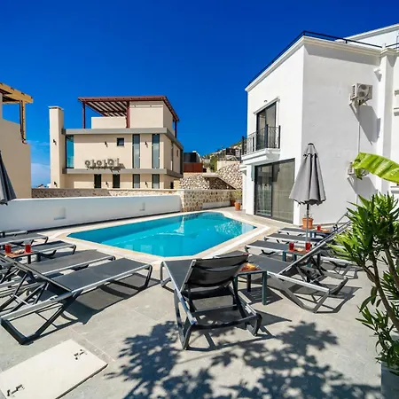 Spacious Centrally Located 4-bedroom With Sea Views And Pool Heating *
