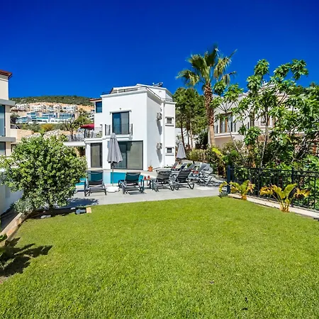 Villa Spacious Centrally Located 4-bedroom With Sea Views And Pool Heating