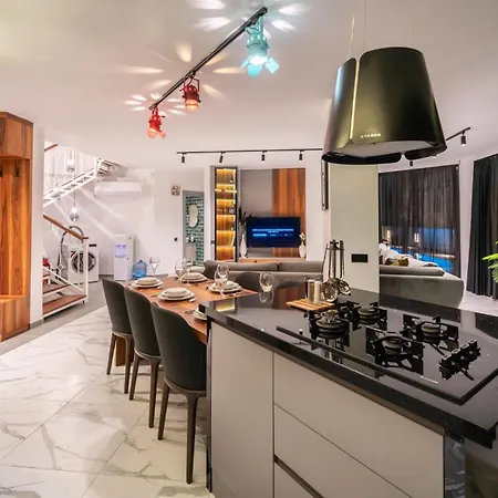 Villa Spacious Centrally Located 4-bedroom With Sea Views And Pool Heating Kas