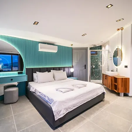 Villa Spacious Centrally Located 4-bedroom With Sea Views And Pool Heating *