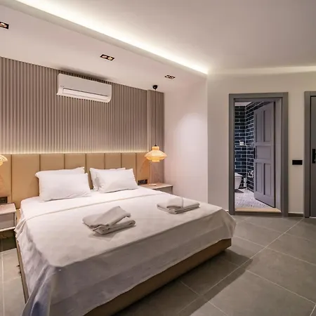 Spacious Centrally Located 4-bedroom With Sea Views And Pool Heating