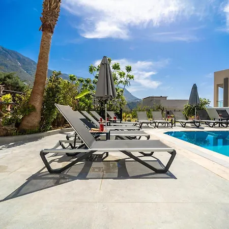 Spacious Centrally Located 4-bedroom With Sea Views And Pool Heating Villa *
