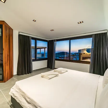 Villa Spacious Centrally Located 4-bedroom With Sea Views And Pool Heating Kas