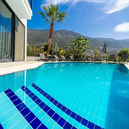 Villa Spacious Centrally Located 4-bedroom With Sea Views And Pool Heating
