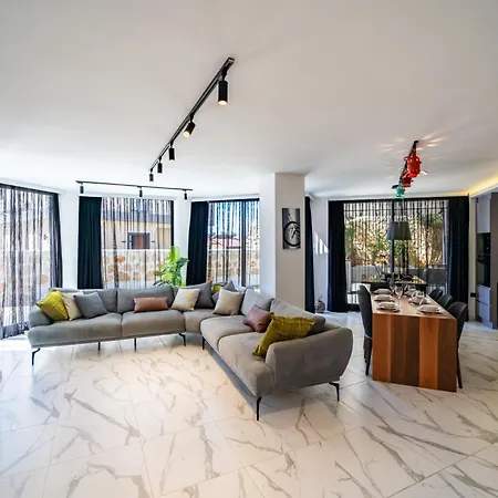 Spacious Centrally Located 4-bedroom With Sea Views And Pool Heating Villa