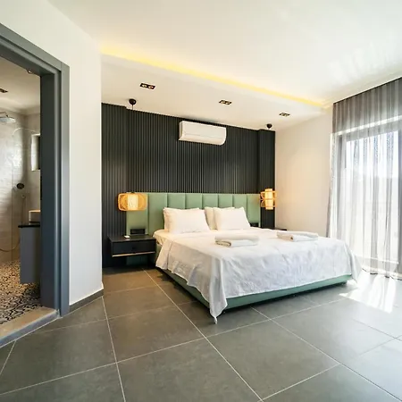 Spacious & Private 4-bedroom With Sea Views, Centrally Located *