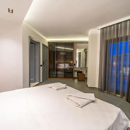 Spacious Centrally Located 4-bedroom With Sea Views And Pool Heating Villa *