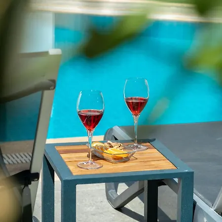 Villa Spacious & Private 4-bedroom With Sea Views, Centrally Located