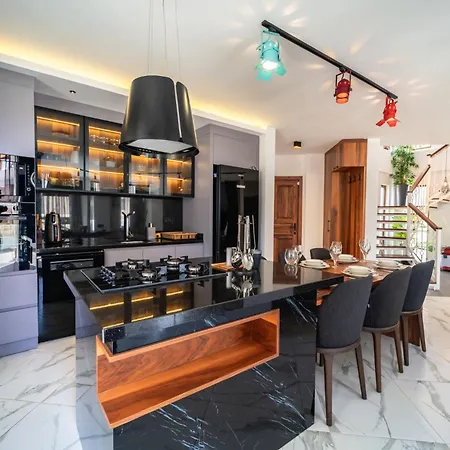 Spacious Centrally Located 4-bedroom With Sea Views And Pool Heating Kas