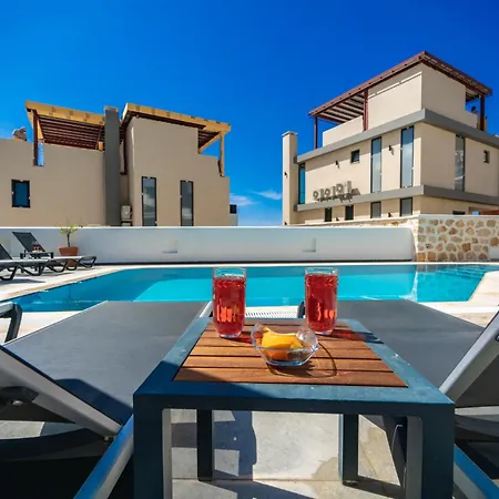 Spacious Centrally Located 4-bedroom With Sea Views And Pool Heating Villa