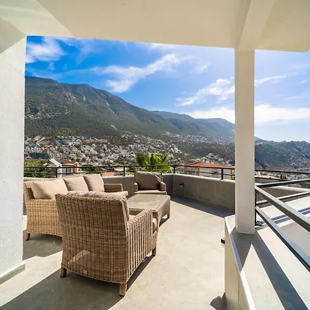 Vila Spacious & Private 4-bedroom With Sea Views, Centrally Located