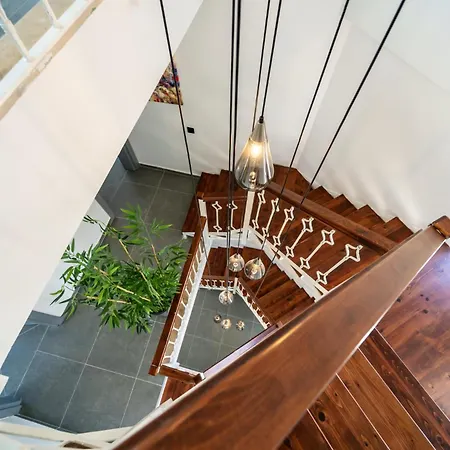Spacious Centrally Located 4-bedroom With Sea Views And Pool Heating Villa