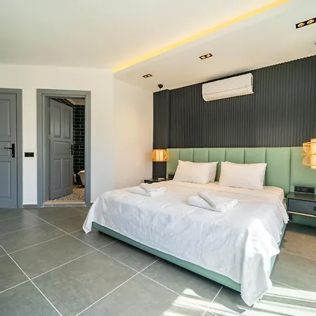 Villa Spacious Centrally Located 4-bedroom With Sea Views And Pool Heating *
