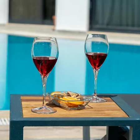 Spacious Centrally Located 4-bedroom With Sea Views And Pool Heating