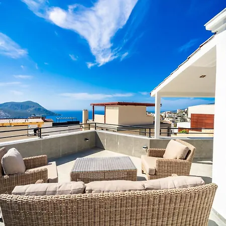 Spacious Centrally Located 4-bedroom With Sea Views And Pool Heating *