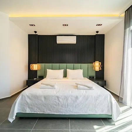 Spacious Centrally Located 4-bedroom With Sea Views And Pool Heating Kas