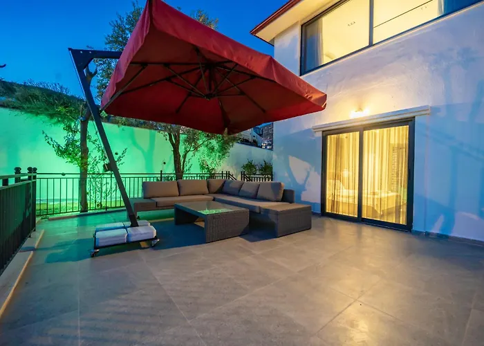 Villa Spacious & Private 4-bedroom With Sea Views, Centrally Located