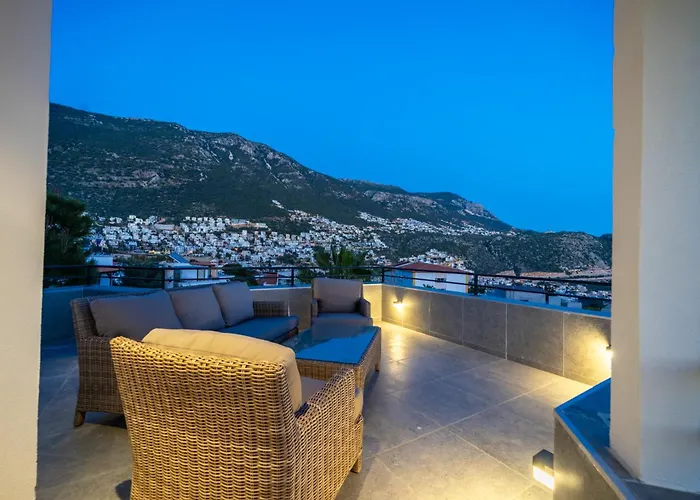 Villa Spacious & Private 4-bedroom With Sea Views, Centrally Located *