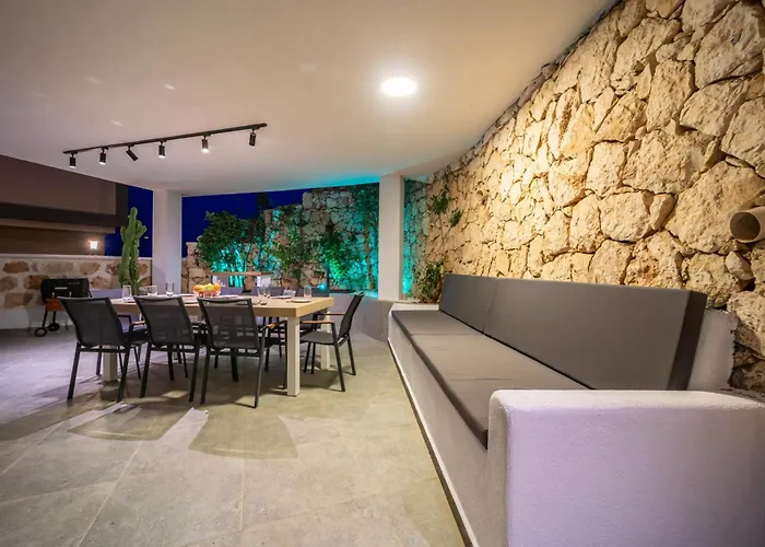 Spacious & Private 4-bedroom With Sea Views, Centrally Located