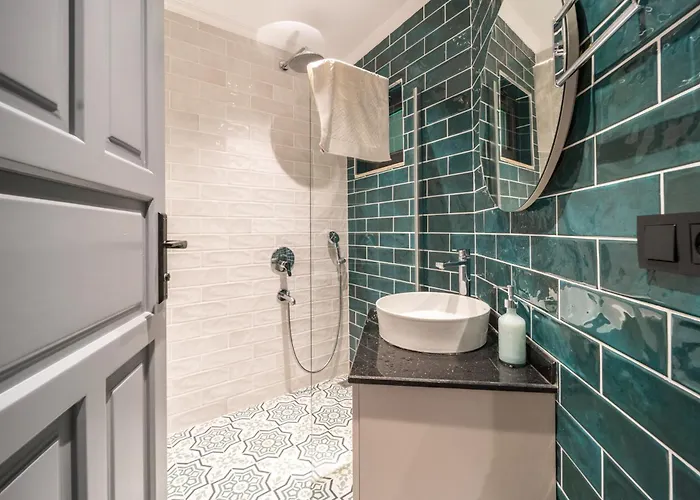 Spacious & Private 4-bedroom With Sea Views, Centrally Located Villa *