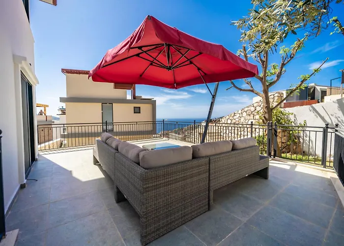 Villa Spacious & Private 4-bedroom With Sea Views, Centrally Located