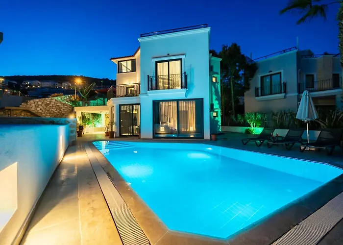 Spacious & Private 4-bedroom With Sea Views, Centrally Located Kas