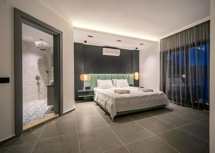 Spacious & Private 4-bedroom With Sea Views, Centrally Located Villa