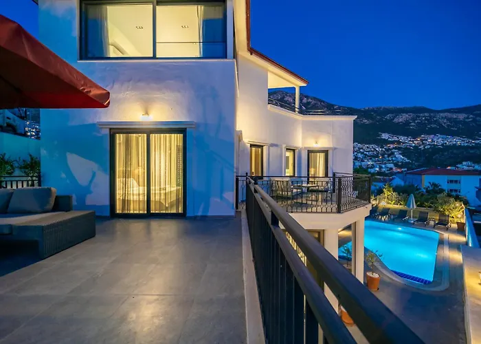 Villa Spacious & Private 4-bedroom With Sea Views, Centrally Located *