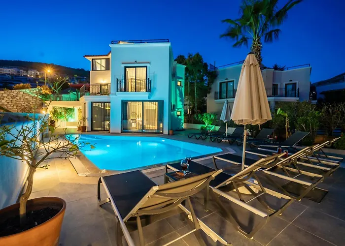 Spacious & Private 4-bedroom With Sea Views, Centrally Located *