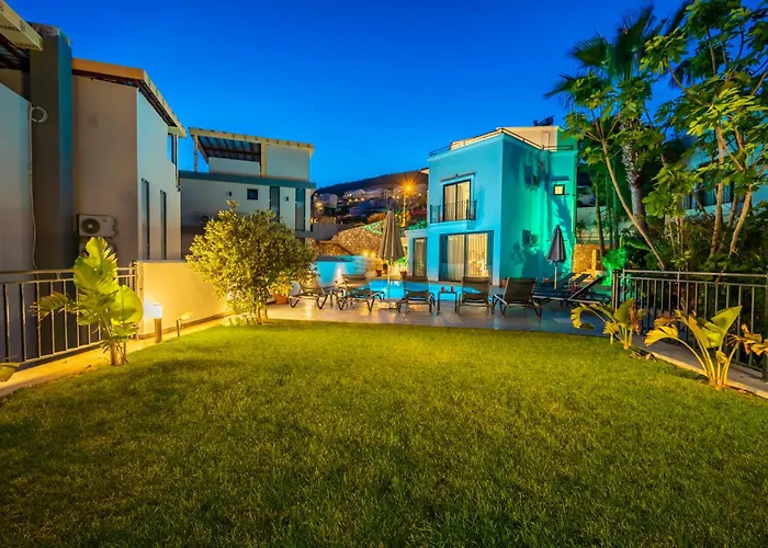 Spacious & Private 4-bedroom With Sea Views, Centrally Located