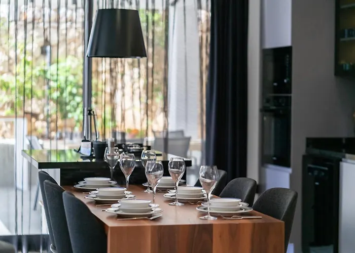 Spacious & Private 4-bedroom With Sea Views, Centrally Located Villa