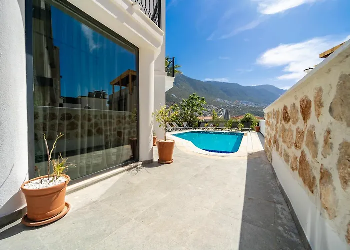 Villa Spacious & Private 4-bedroom With Sea Views, Centrally Located *