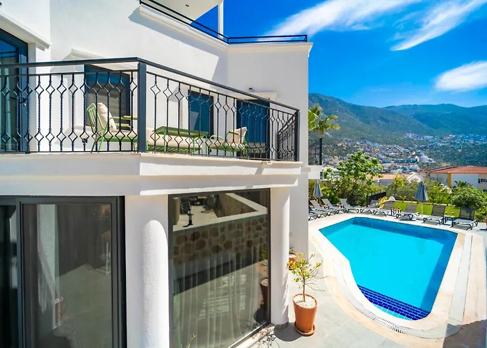 Spacious & Private 4-bedroom With Sea Views, Centrally Located *