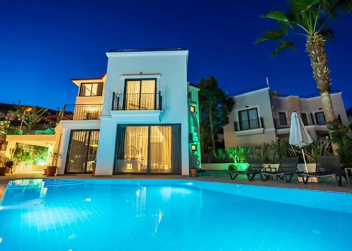 Spacious & Private 4-bedroom With Sea Views, Centrally Located