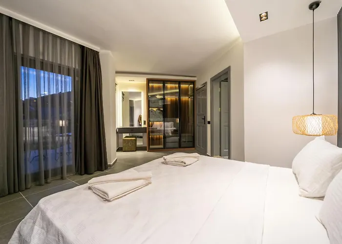 Spacious & Private 4-bedroom With Sea Views, Centrally Located Villa