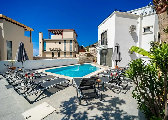 Spacious & Private 4-bedroom With Sea Views, Centrally Located *