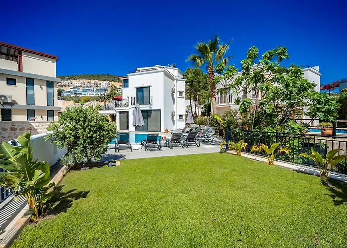 Villa Spacious & Private 4-bedroom With Sea Views, Centrally Located